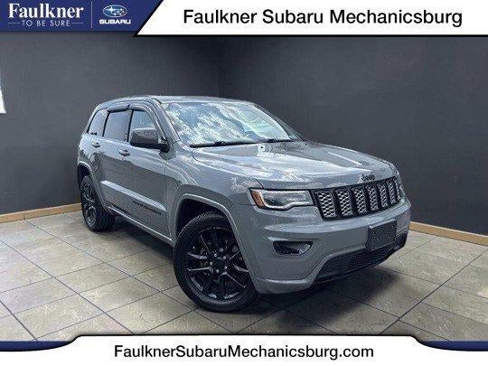 2020 Jeep Grand Cherokee Altitude 4x4 in Sting-Gray Clearcoat — front three-quarter view