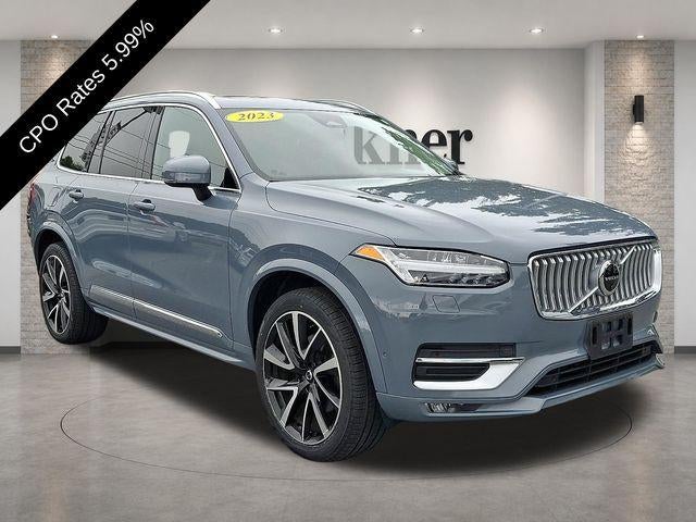 2023 Volvo XC90 B6 AWD Plus 7P in Thunder Gray Metallic — front three-quarter view