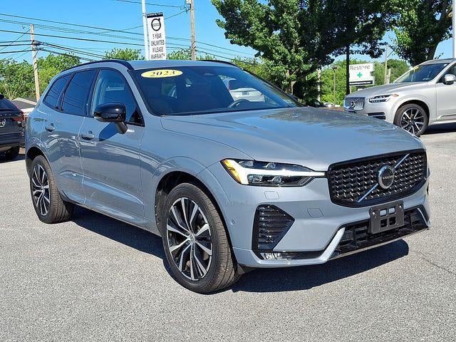 2023 Volvo XC60 B5 AWD Plus Dark Theme in Thunder Gray Metallic — front three-quarter view