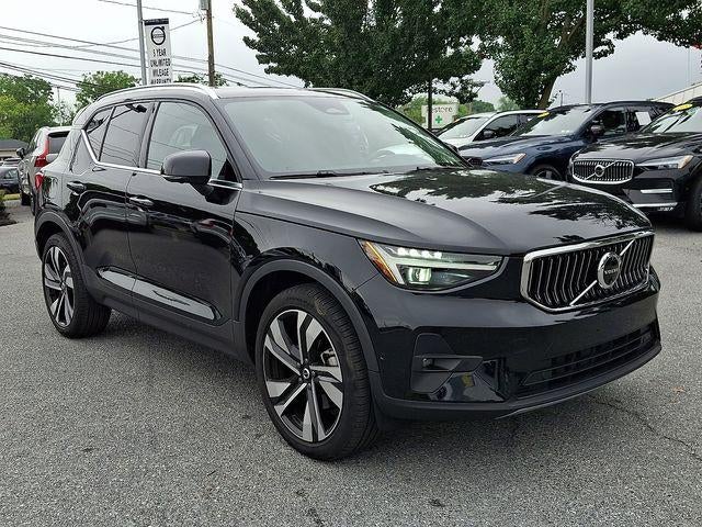 2024 Volvo XC40 B5 AWD Plus Bright Theme in Onyx Black Metallic — front three-quarter view