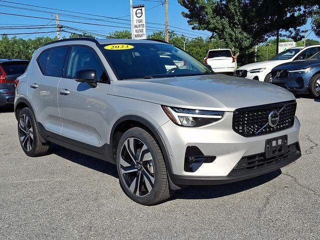 2023 Volvo XC40 B5 AWD Plus Dark Theme in Silver Dawn Metallic — front three-quarter view