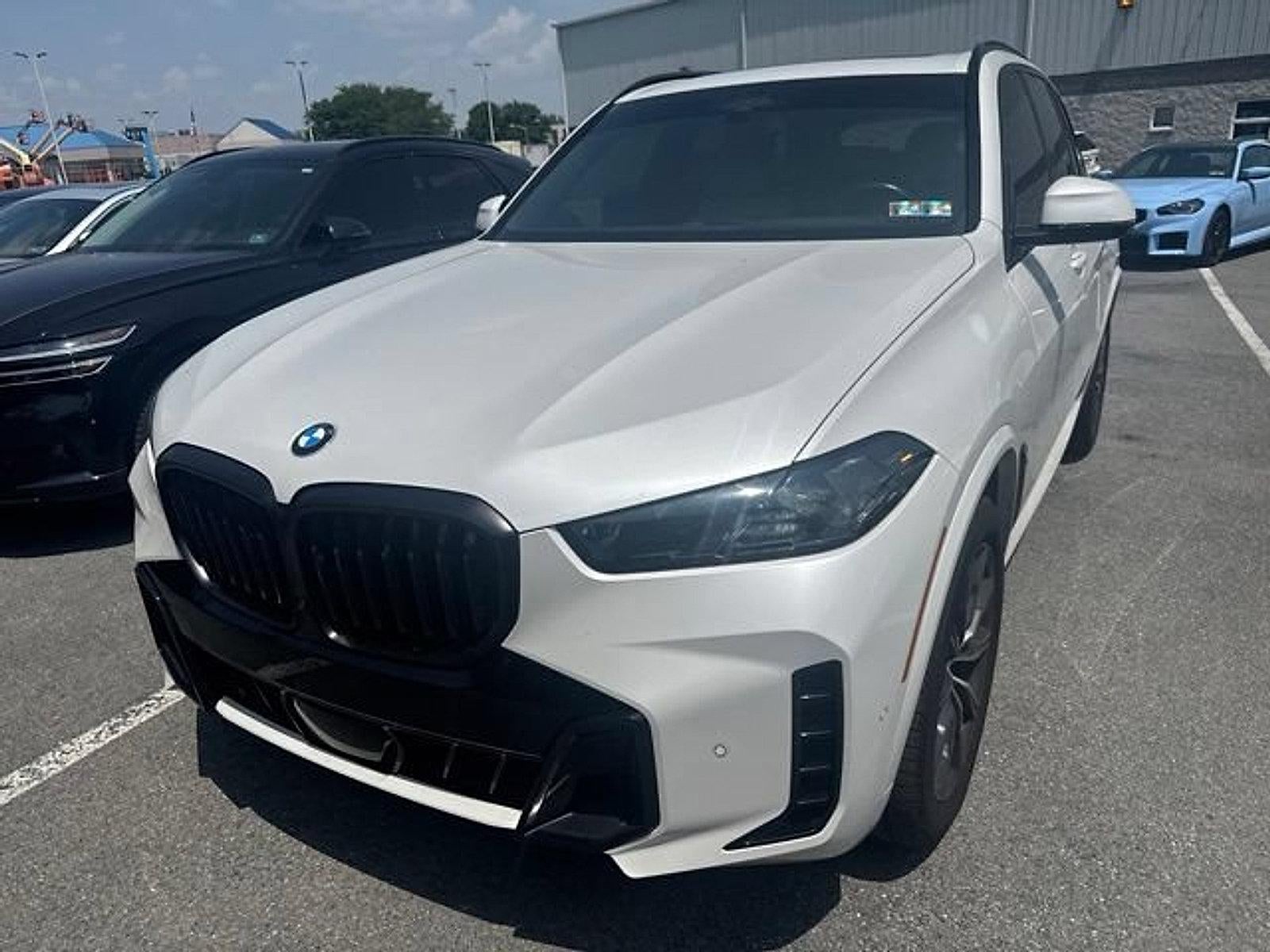 2024 BMW X5 xDrive40i Sports Activity Vehicle in Mineral White Metallic — front three-quarter view