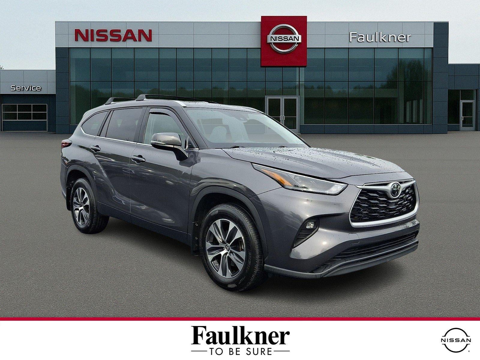 2024 Toyota Highlander XLE AWD (Natl) in Magnetic Gray Metallic — front three-quarter view